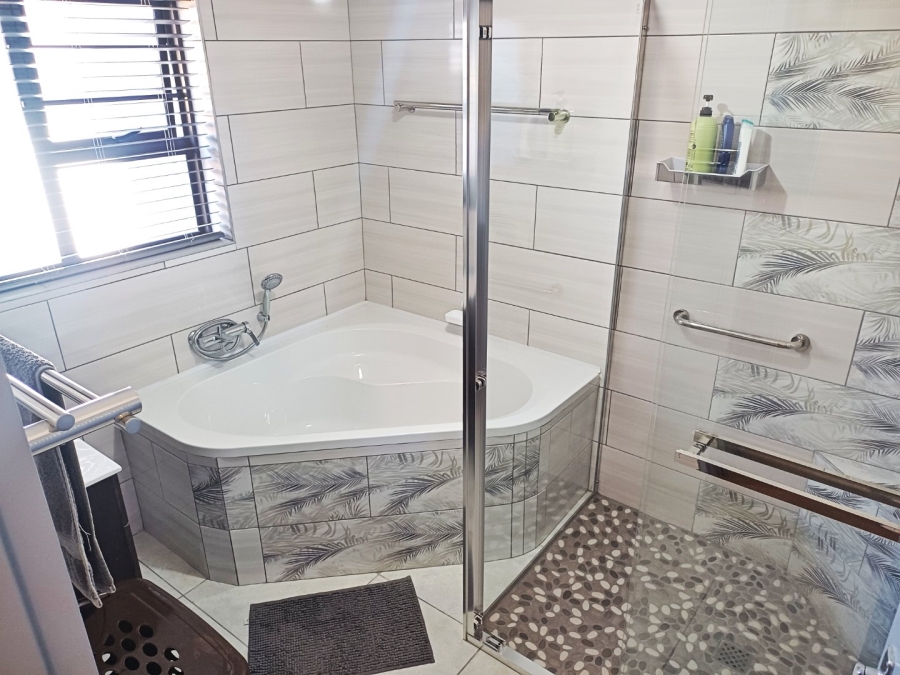 5 Bedroom Property for Sale in Fraaiuitsig Western Cape